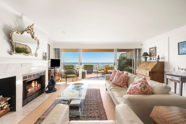 2274 Folkestone Way 102, West Vancouver