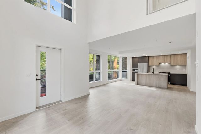 6585 195a Street 102, Surrey