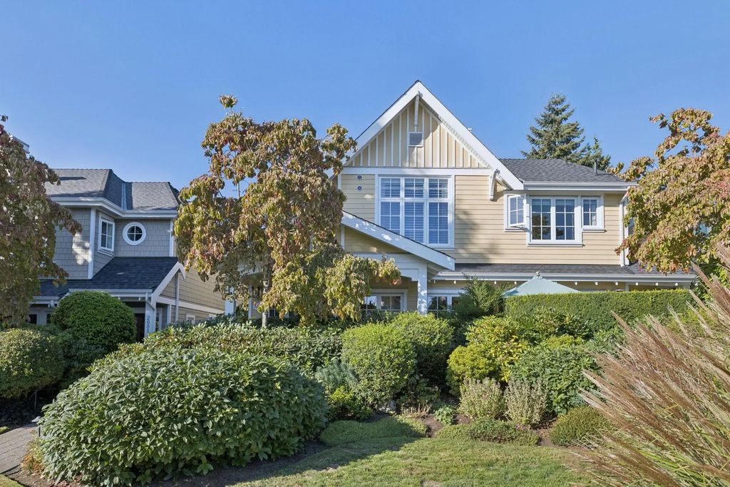 2015 Esquimalt Avenue, West Vancouver