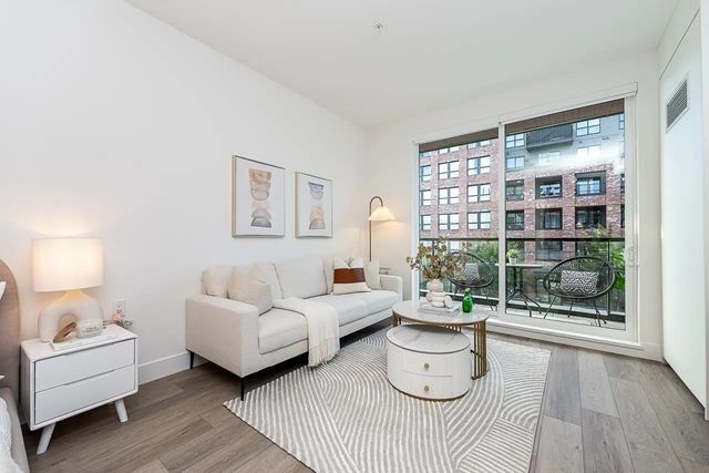 422 Lakewood Drive 203, Vancouver