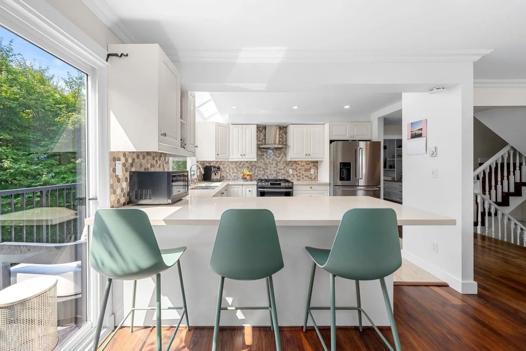 230 W 16th Street 4, North Vancouver