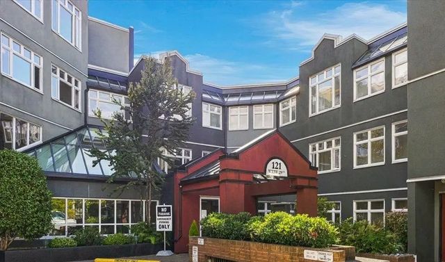 121 W 29th Street 403, North Vancouver