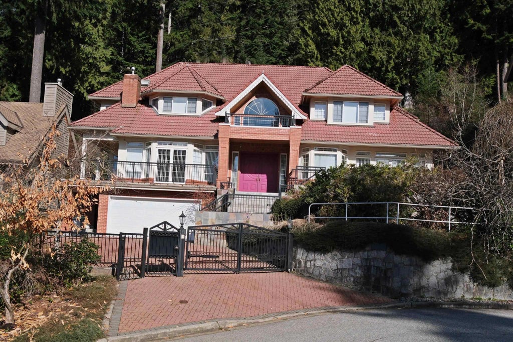 4989 Chalet Place, North Vancouver