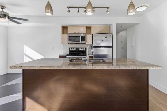 7445 120 Street 204, Delta