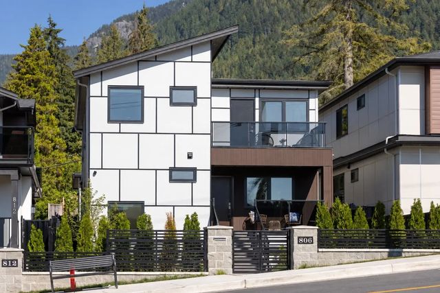 806 Montroyal Boulevard, North Vancouver
