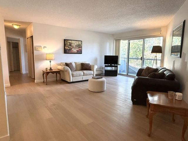 15020 North Bluff Road 218, White Rock