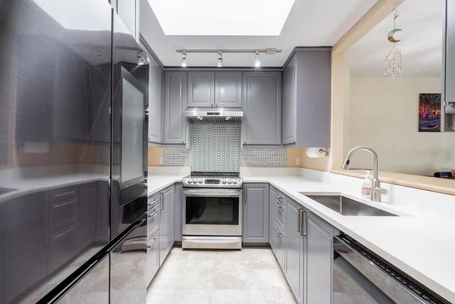9763 140 Street 306, Surrey