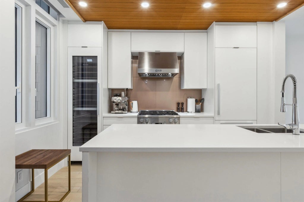 6691 Nelson Avenue 202, West Vancouver