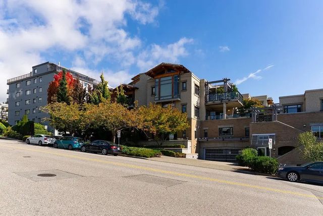 550 17th Street 202, West Vancouver
