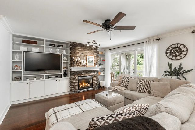 22022 49 Avenue 316, Langley