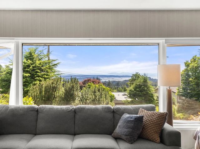674 Blueridge Avenue, North Vancouver