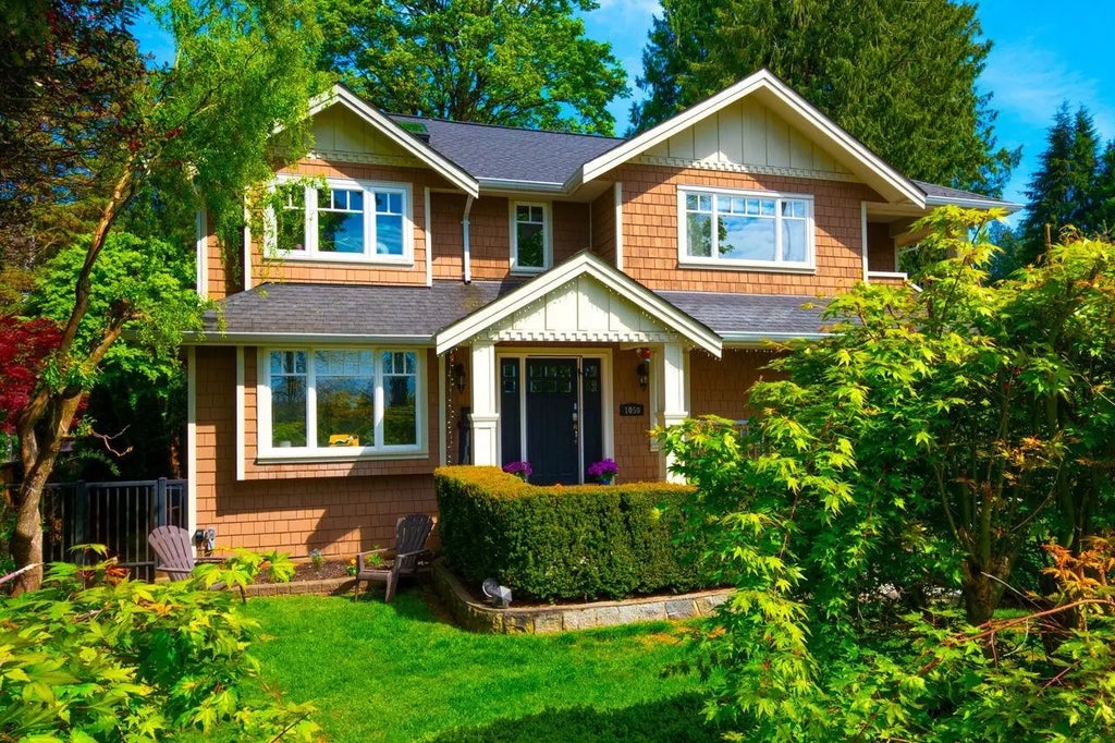 1050 11th Street, West Vancouver