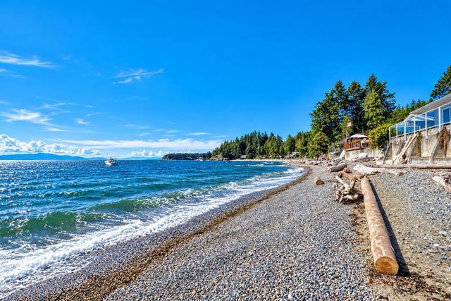 6833 Sunshine Coast Highway, Sechelt