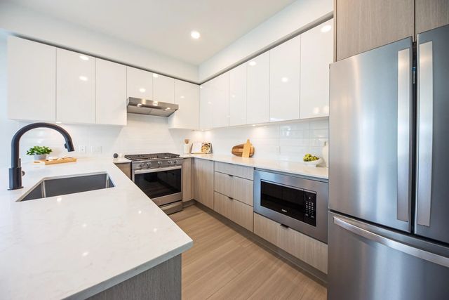 2277 Hawthorne Avenue 202, Port Coquitlam
