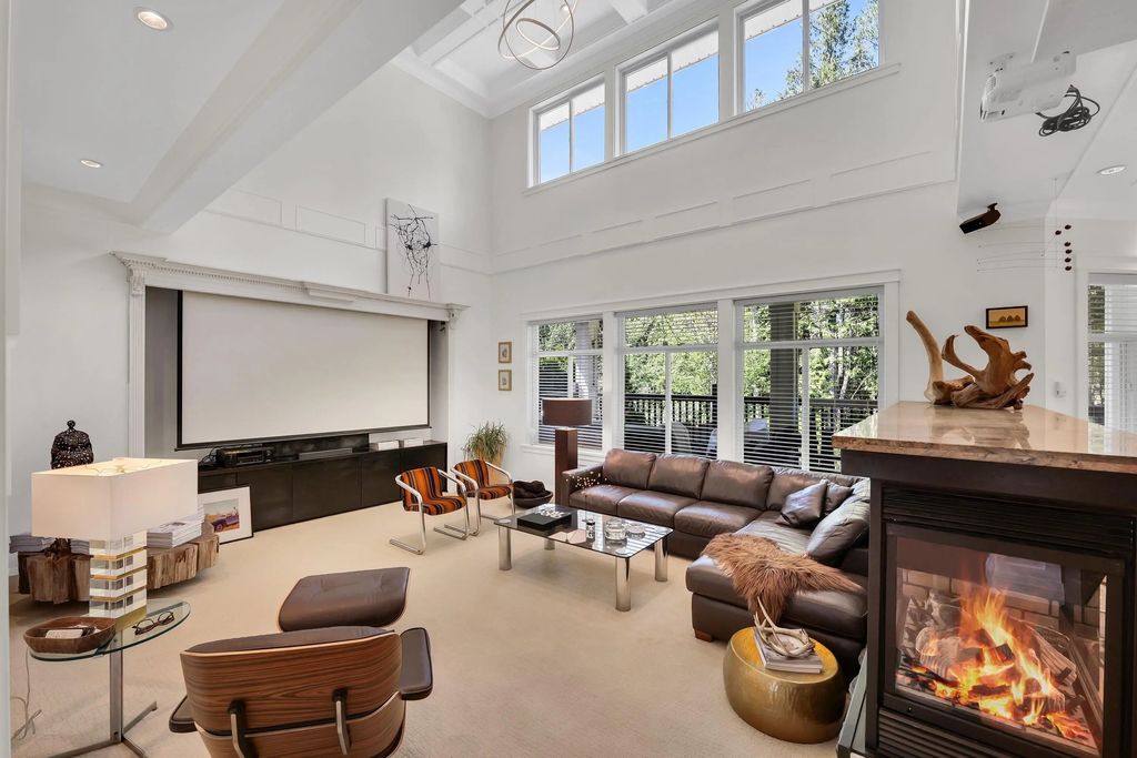 1012 Jay Crescent, Squamish