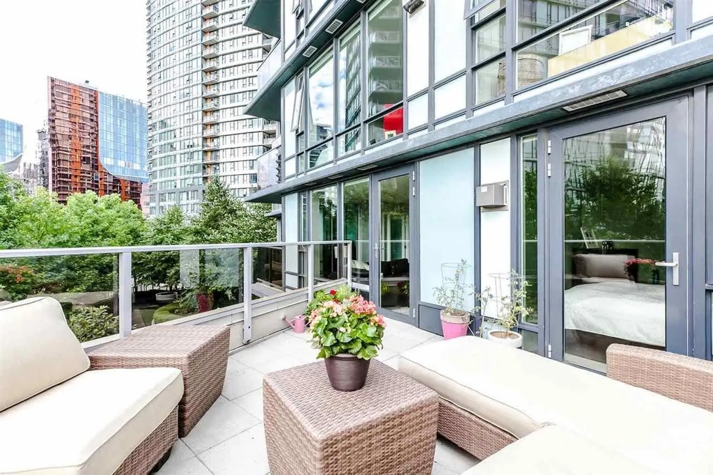 8 Smithe Mews 305, Vancouver