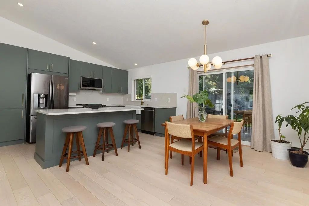 5700 Trident Avenue, Sechelt