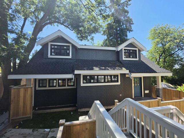 2570 W 2nd Avenue, Vancouver