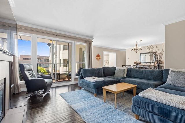 15169 Buena Vista Avenue 201, White Rock