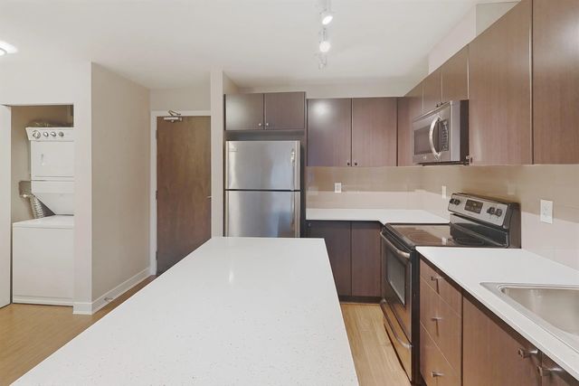 13740 75a Avenue 417, Surrey