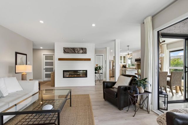 1290 Martin Street 302, White Rock