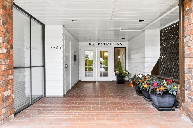 1424 Martin Street 102, White Rock