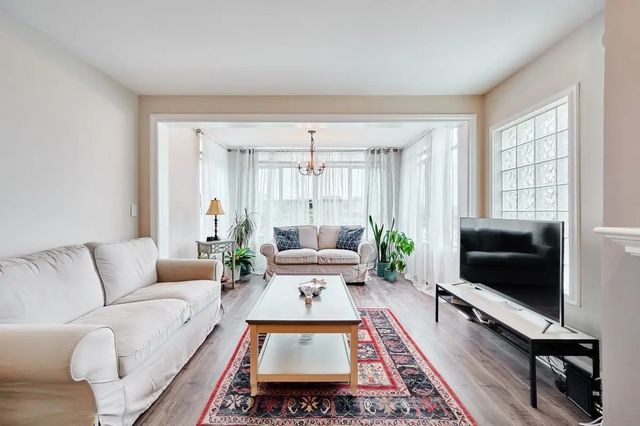 855 W 16th Street 307, North Vancouver