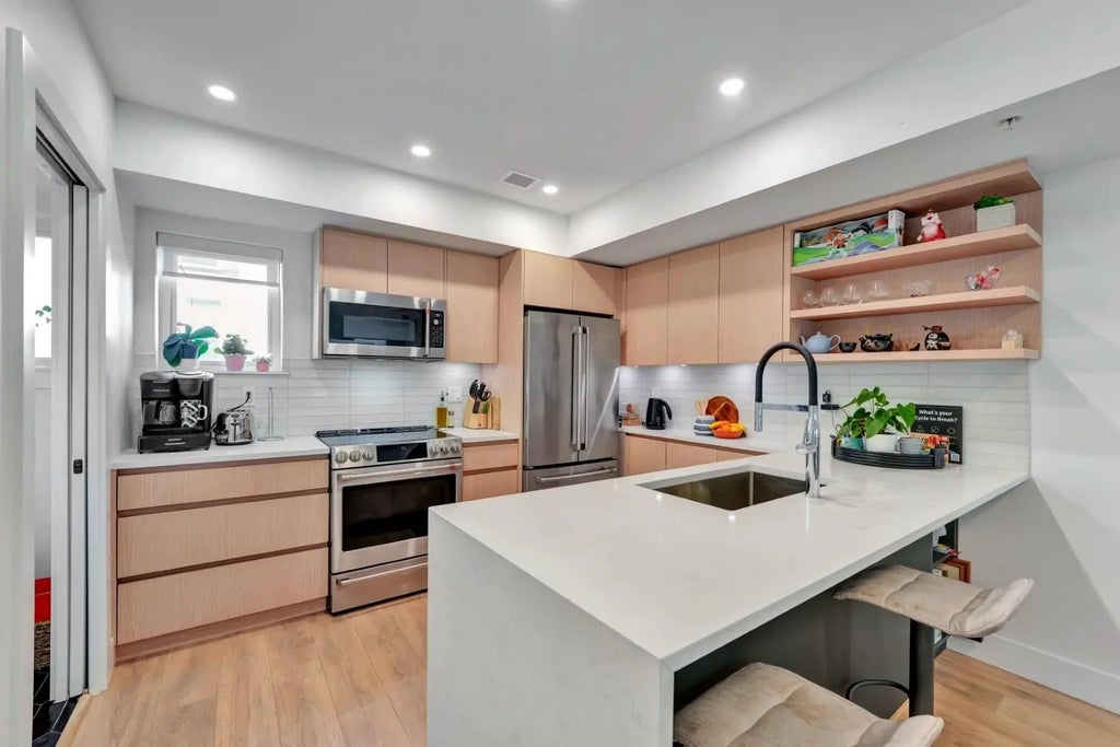 752 E 3rd Street 3, North Vancouver