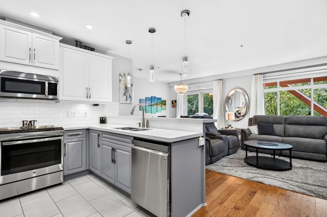 12565 190a Street 208, Pitt Meadows