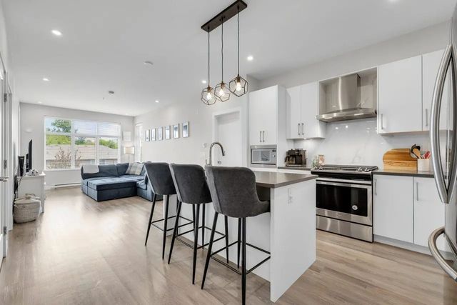 15436 31 Avenue 411, Surrey