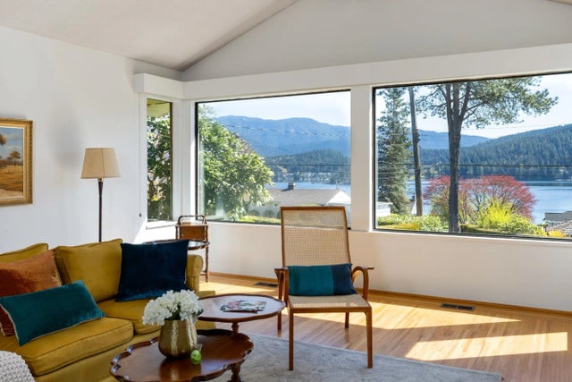 587 Beachview Drive, North Vancouver