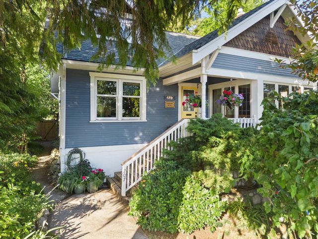 207 Eighth Street, New Westminster