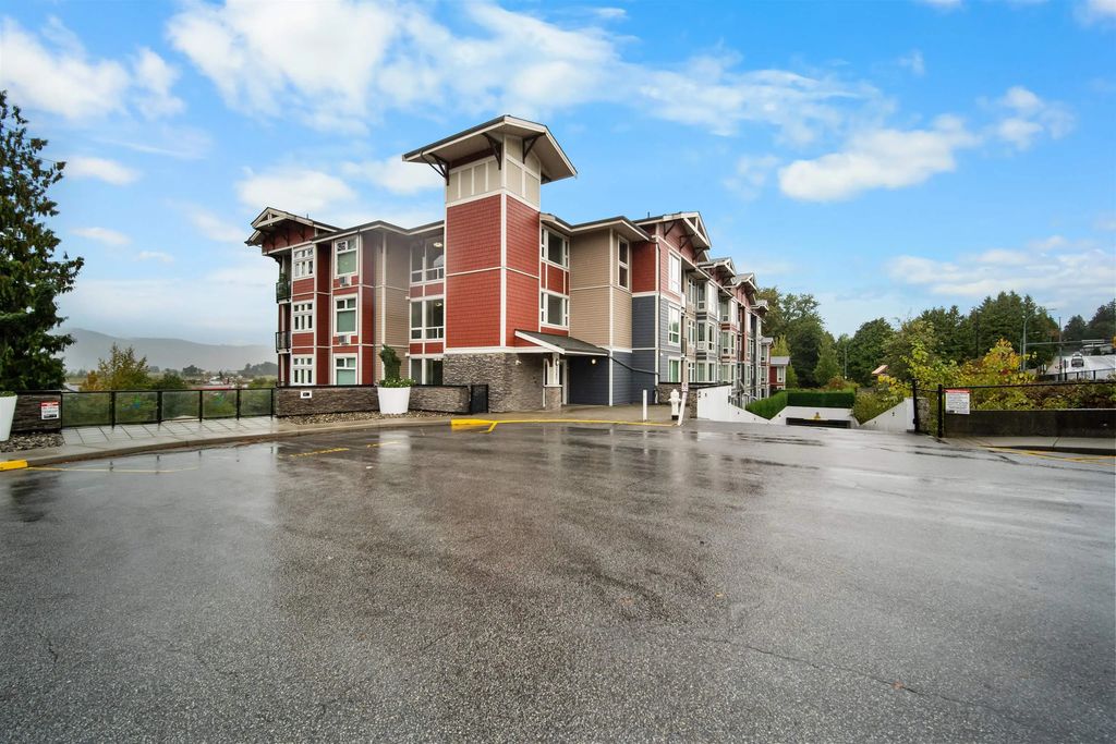 2242 Whatcom Road 111, Abbotsford