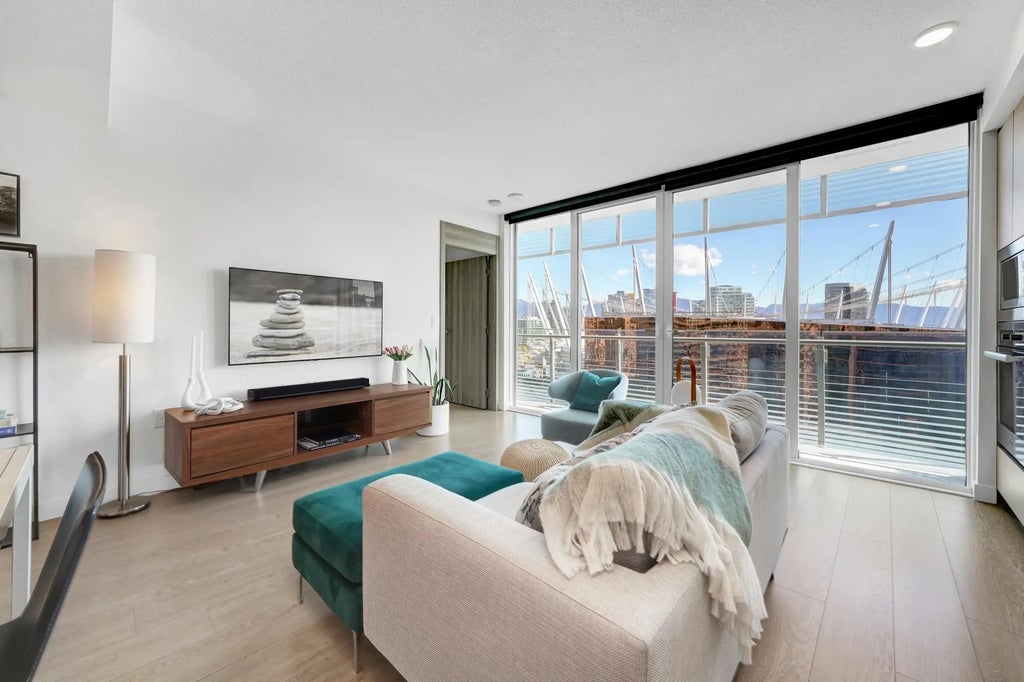 89 Nelson Street 2006, Vancouver