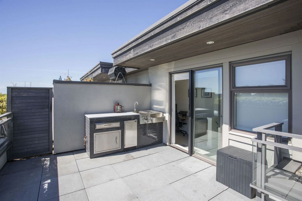 2432 Haywood Avenue 300, West Vancouver