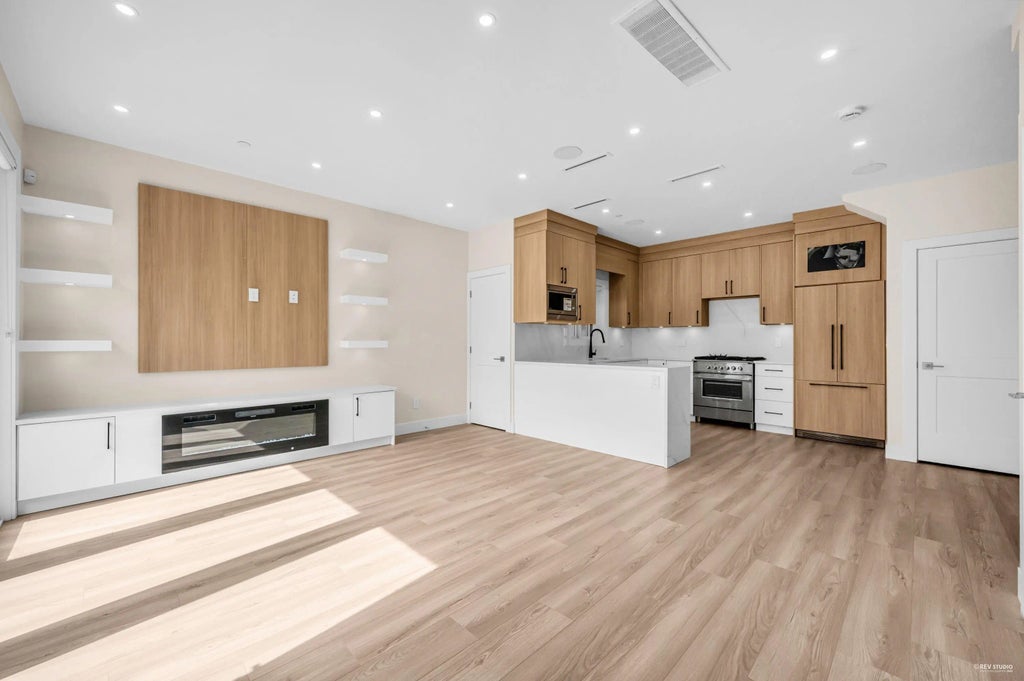 2371 Adanac Street, Vancouver