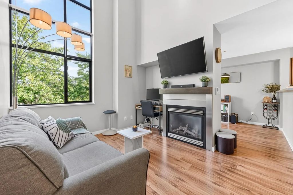 10866 City Parkway 416, Surrey