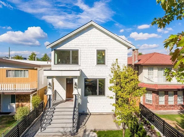 2045 E 51 Avenue, Vancouver