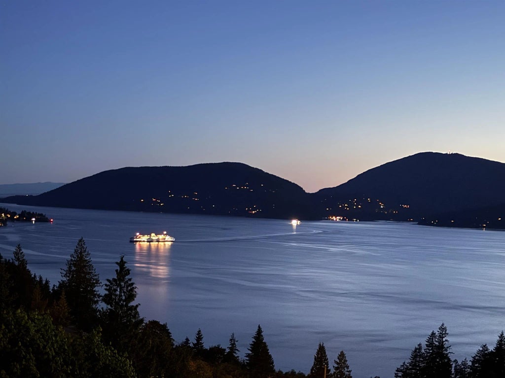 8664 Seascape Drive, West Vancouver