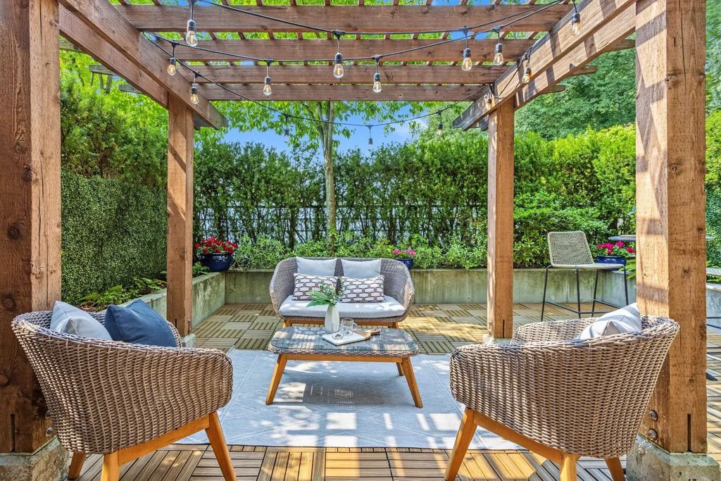 1677 Lloyd Avenue 210, North Vancouver