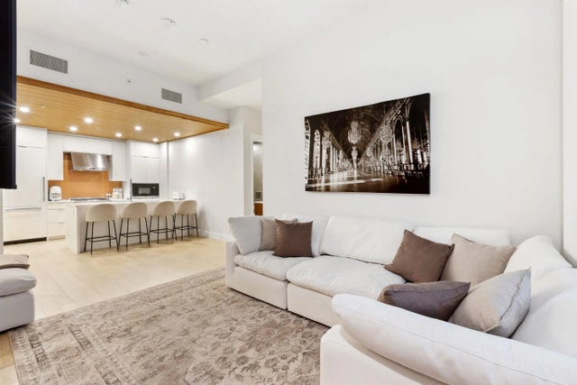 6693 Nelson Avenue 203, West Vancouver