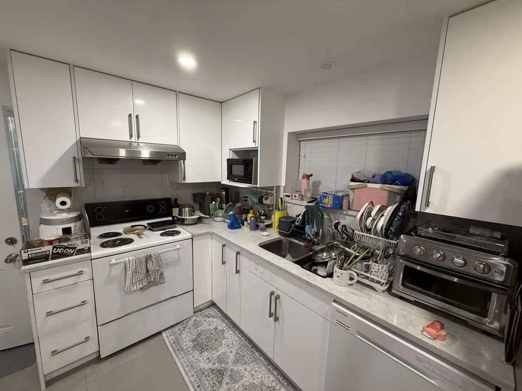 682 Sperling Avenue, Burnaby