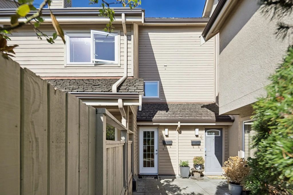 230 W 15th Street 3, North Vancouver