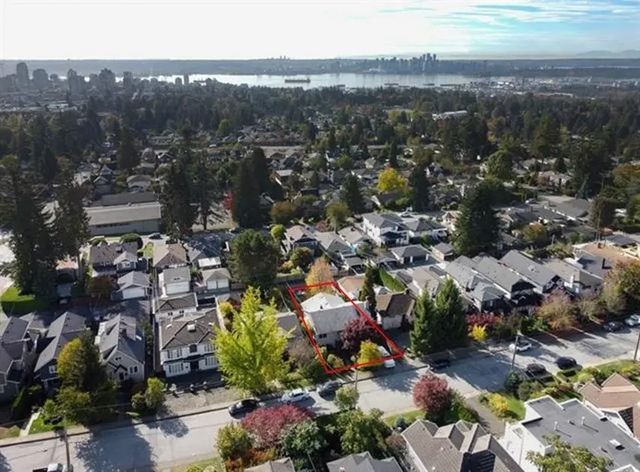 221 W 28th Street, North Vancouver