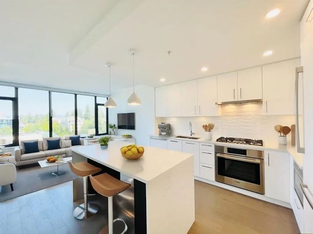 1588 Johnston Road 303, White Rock