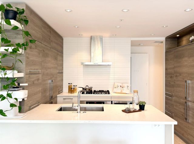 7388 Kingsway 911, Burnaby