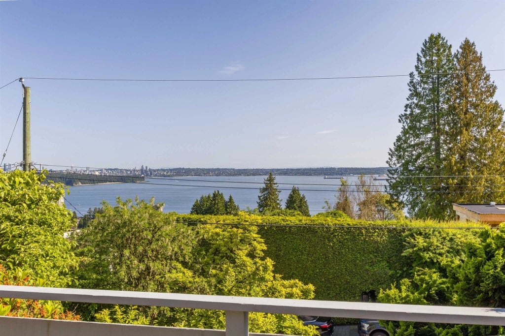 2575 Queens Avenue, West Vancouver