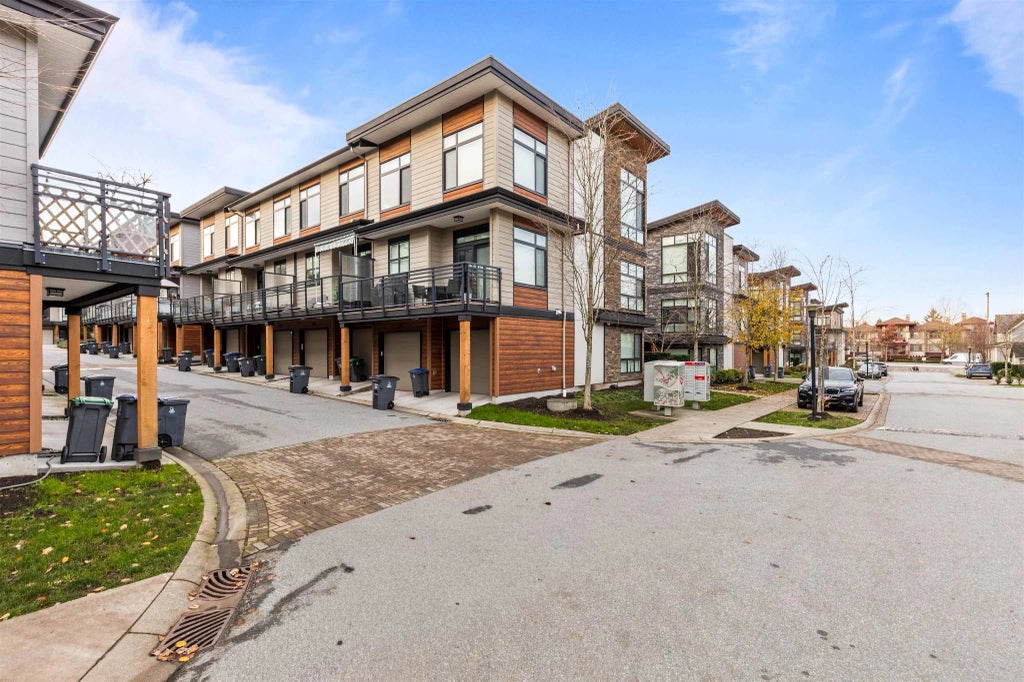 16488 64 Avenue 201, Surrey