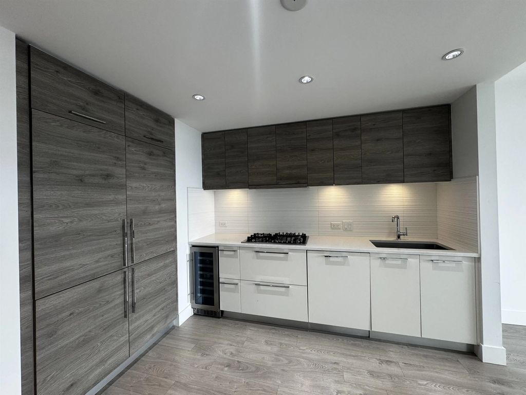 7388 Kingsway 709, Burnaby