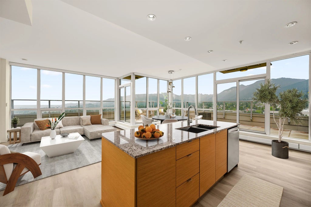 135 E 17th Street 2002, North Vancouver